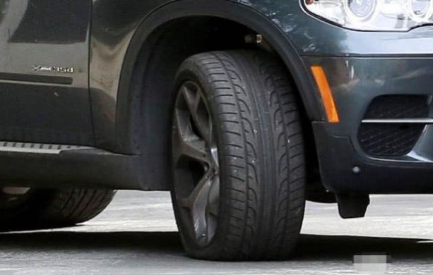 车辆在使用中不可避免的会遇到一些小问题我们必须学会如何开云 开云体育平台维修汽车(图3)