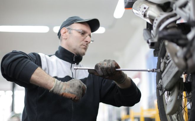 车辆在使用中不可避免的会遇到一些小问题我们必须学会如何开云 开云体育平台维修汽车(图6)