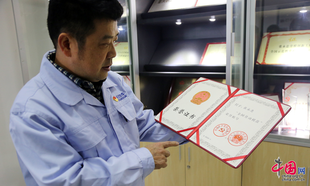 开云体育 开云官网【NO044】中国梦·大国工匠篇——张永忠:从木工岗位走出来的汽修“老中医”(图3) 开云体育 开云官网【NO044】中国梦·大国工匠篇——张永忠:从木工岗位走出来的汽修“老中医”(图3)