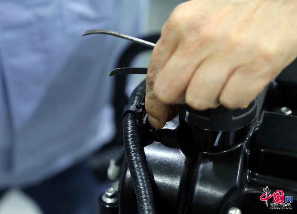 开云体育 开云官网【NO044】中国梦·大国工匠篇——张永忠:从木工岗位走出来的汽修“老中医”(图4) 开云体育 开云官网【NO044】中国梦·大国工匠篇——张永忠:从木工岗位走出来的汽修“老中医”(图4)