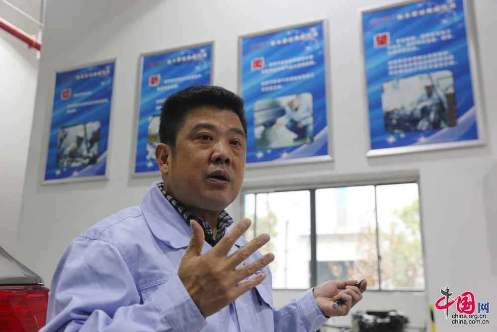 开云体育 开云官网【NO044】中国梦·大国工匠篇——张永忠:从木工岗位走出来的汽修“老中医”(图6) 开云体育 开云官网【NO044】中国梦·大国工匠篇——张永忠:从木工岗位走出来的汽修“老中医”(图6)