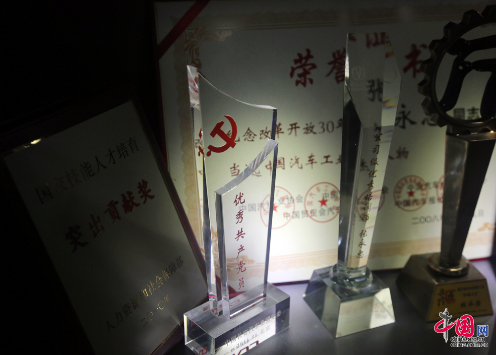 开云体育 开云官网【NO044】中国梦·大国工匠篇——张永忠:从木工岗位走出来的汽修“老中医”(图9) 开云体育 开云官网【NO044】中国梦·大国工匠篇——张永忠:从木工岗位走出来的汽修“老中医”(图9)