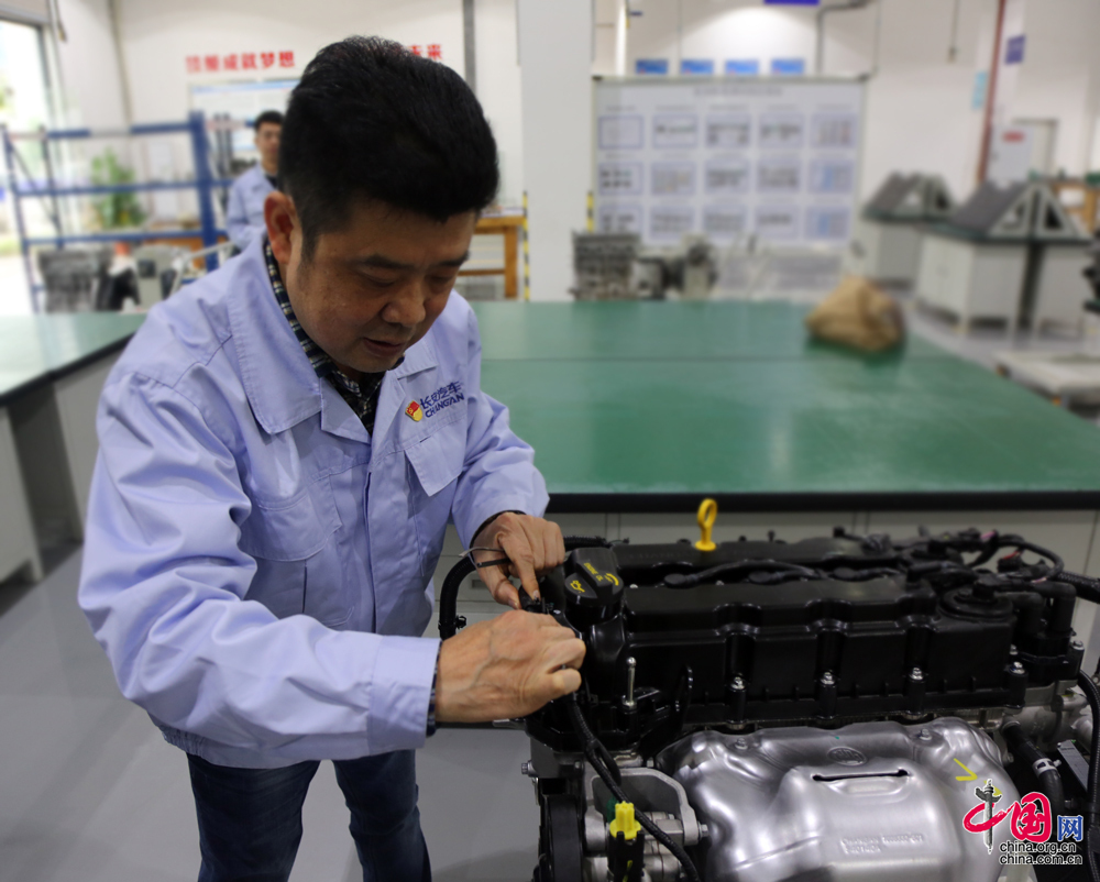 开云体育 开云官网【NO044】中国梦·大国工匠篇——张永忠:从木工岗位走出来的汽修“老中医”(图12) 开云体育 开云官网【NO044】中国梦·大国工匠篇——张永忠:从木工岗位走出来的汽修“老中医”(图12)