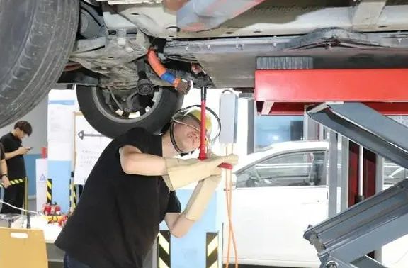 开云体育 开云平台汽车维修是一门很深奥的学问因为它涉及到汽车技车辆结材料性车辆故障等诸多方面(图2)