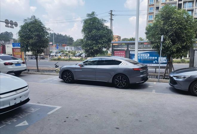 开云 开云体育APP汽车做保养时新手躺休息室老司机却喜欢在车旁这是为什么？(图5)