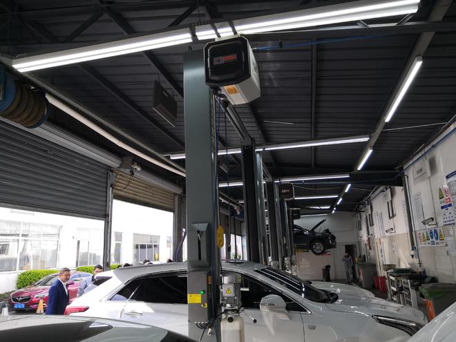 开云 开云体育APP汽车做保养时新手躺休息室老司机却喜欢在车旁这是为什么？(图4)