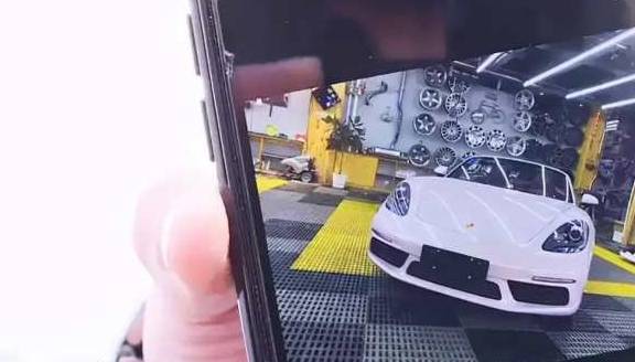 青岛一年轻漂亮女子将60万的保时捷轿车维修被老板抵押！开云 开云体育APP(图3)