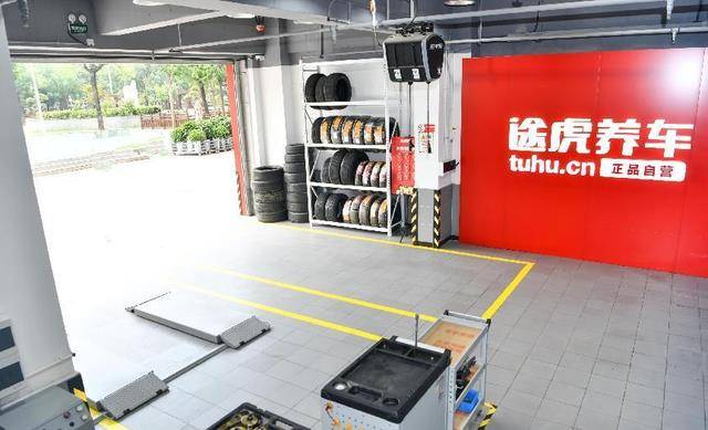 举升机下的汗水里是开云 开云体育平台汽修人的全力以赴(图2)