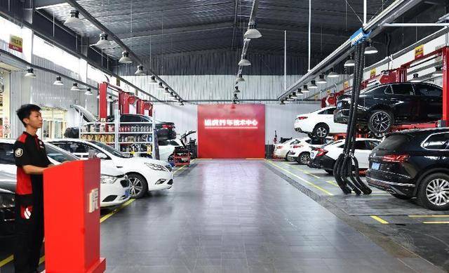 举升机下的汗水里是开云 开云体育平台汽修人的全力以赴