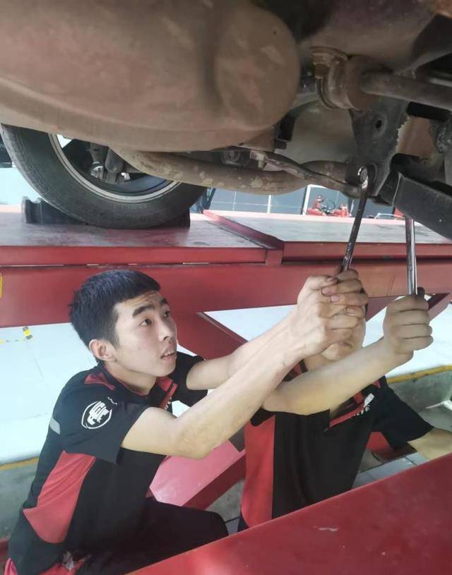 举升机下的汗水里是开云 开云体育平台汽修人的全力以赴(图4)