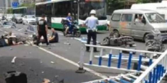 3死10伤多损！汽修厂夫妻开云 开云体育官网送车途中吵架抢夺方向盘酿惨烈事故？