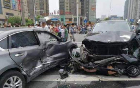 3死10伤多损！汽修厂夫妻开云 开云体育官网送车途中吵架抢夺方向盘酿惨烈事故？(图2)