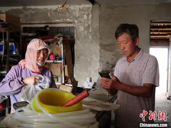 通辽丨丈夫去世留60万元外债 妻子开修理铺9年还清开云APP 开云官网入口(图2)